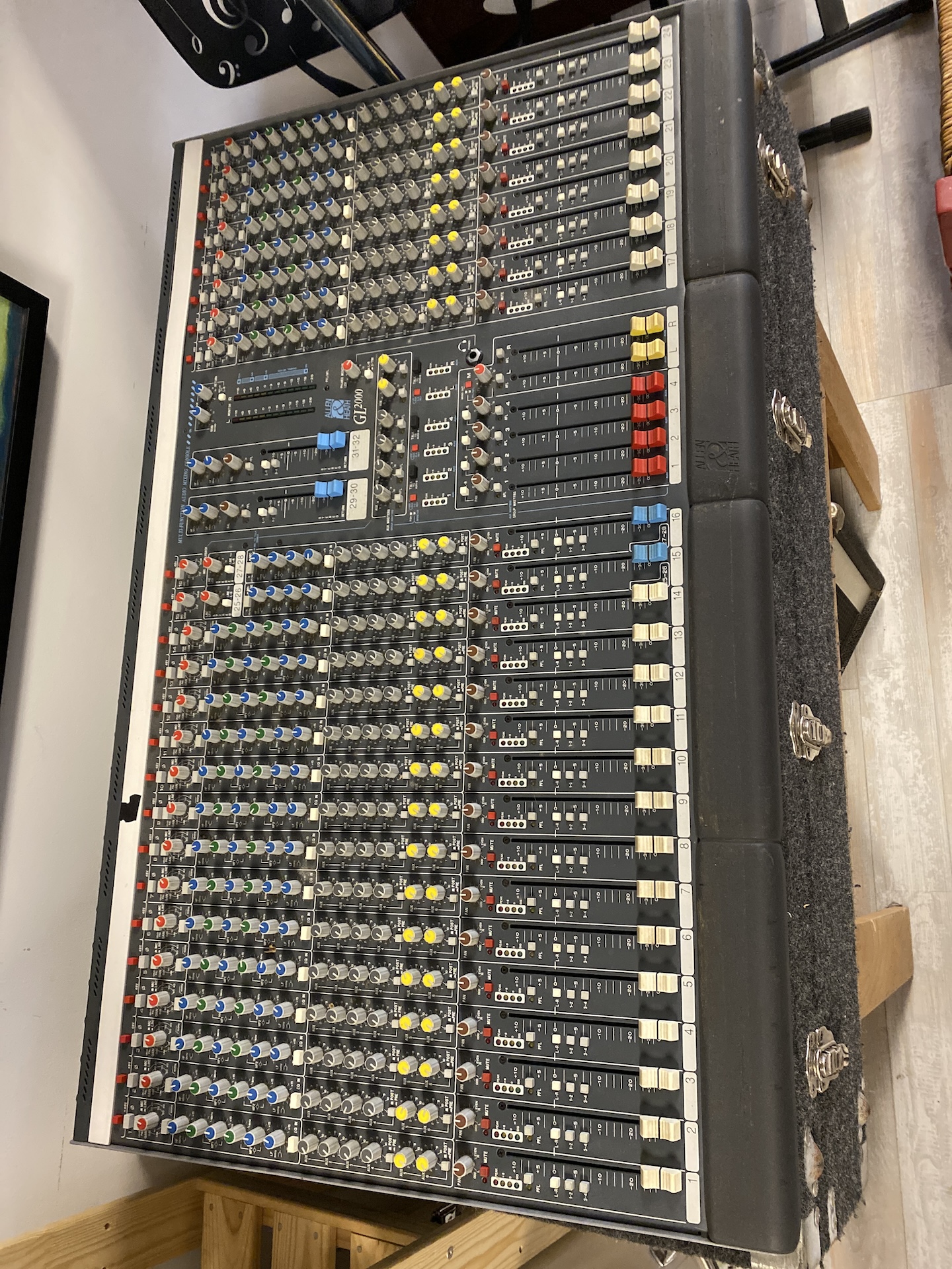 Allen & Heath GL2000 Mixer